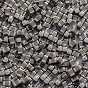 貼片電容的容值會受外部電場和磁場影響？